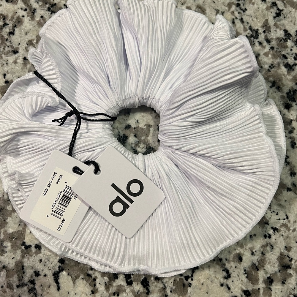 ALO Yoga White Hair Accessory